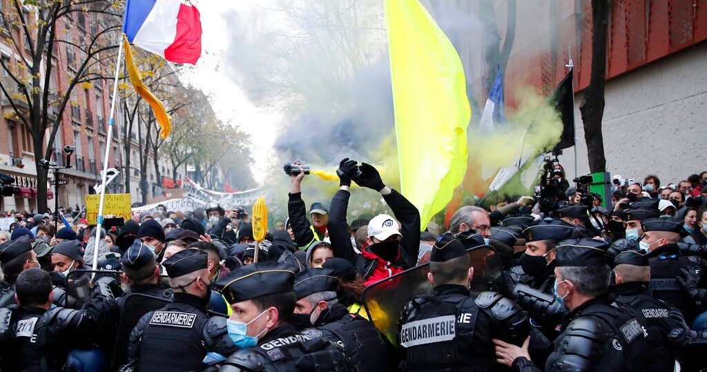 Paris'te polisle çatışan göstericiler araçları ve bankamatikleri ateşe verdi
