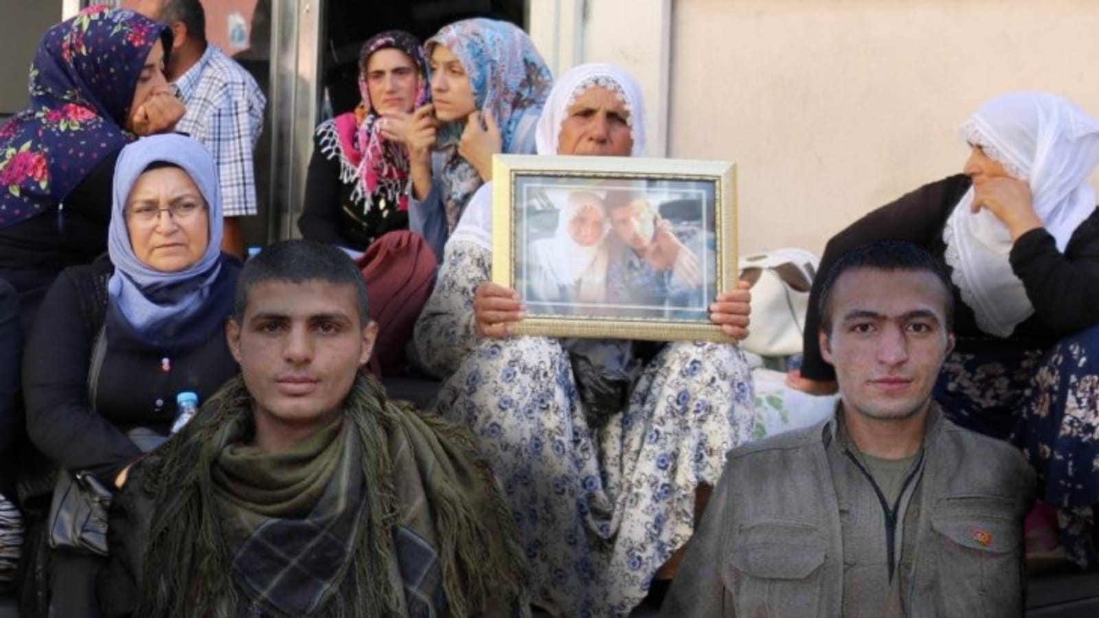 PKK terör örgütü anneleri Diyarbakır'da eylem yapan 2 militanı infaz etti
