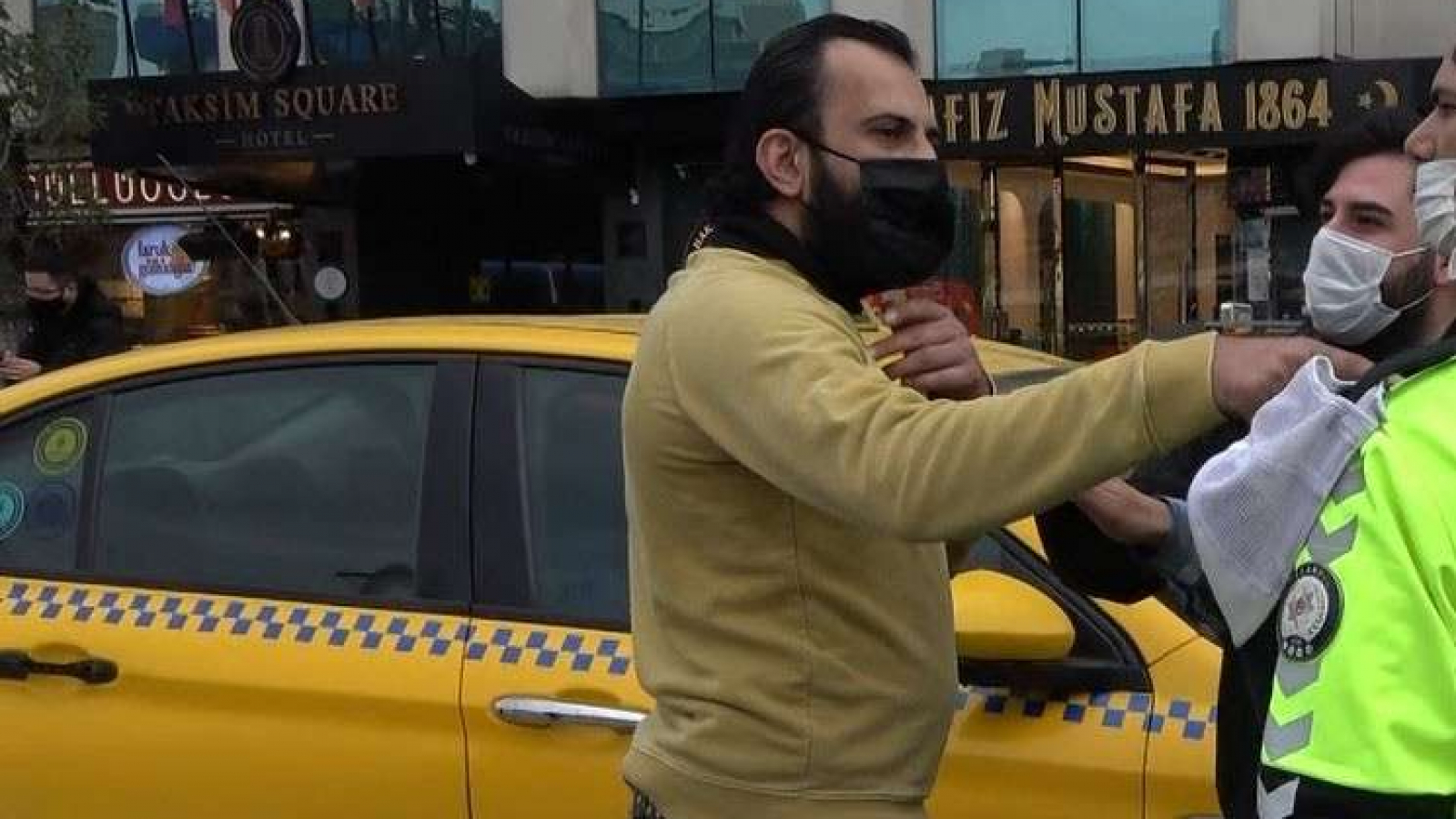 Taksim'de yabancı turist kendisini uyaran polise saldırdı (Video Haber)