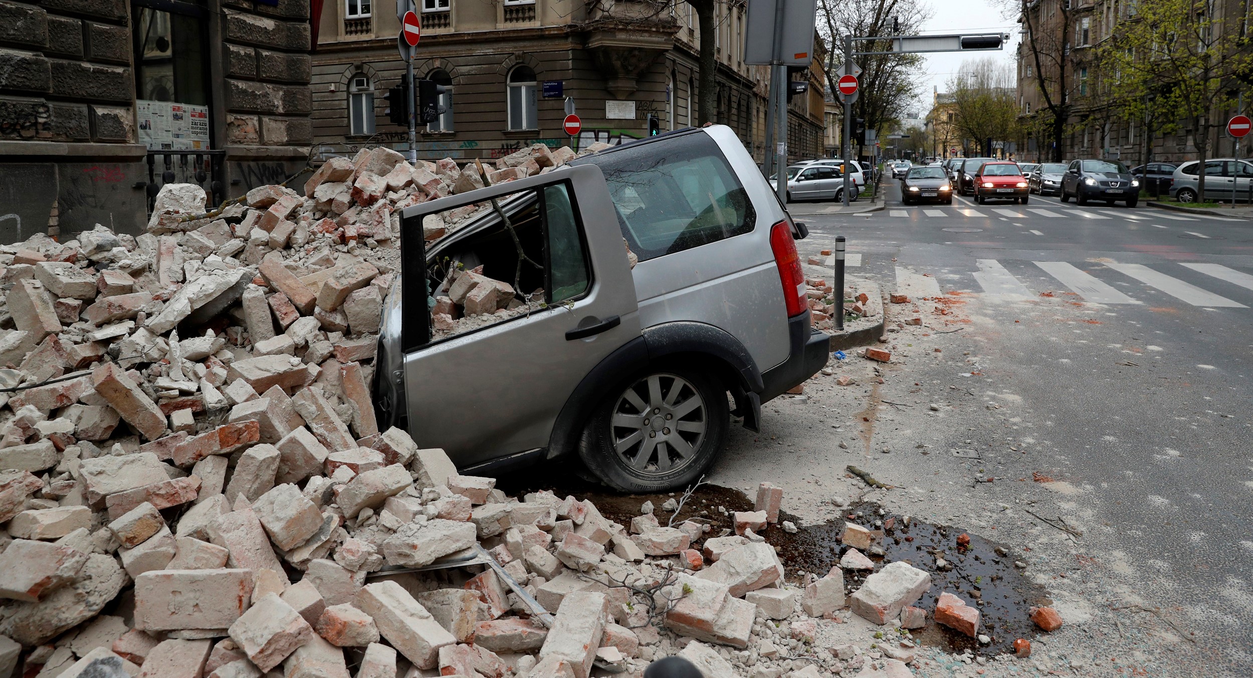 Hırvatistan 6.3'le sallandı, çok sayıda bina çöktü (Video Haber)
