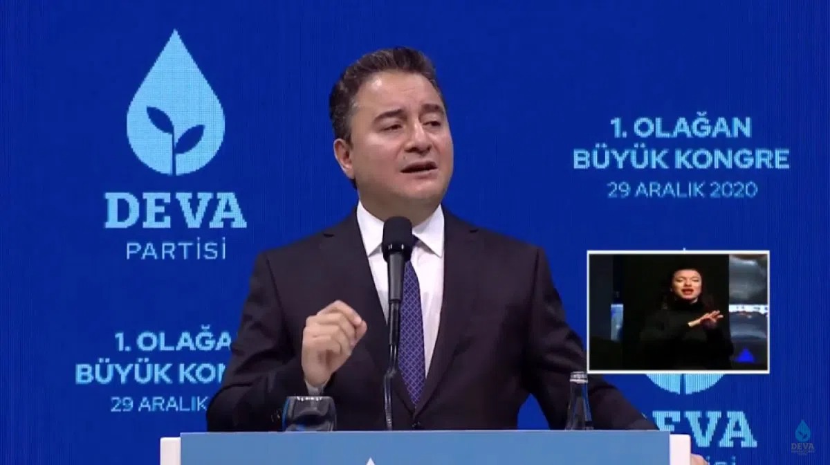 Ali Babacan kız kardeşinin başörtüsü mağduru olduğu dönemi ağlayarak anlattı