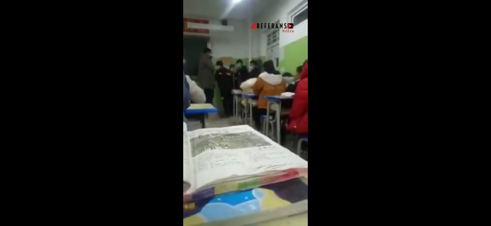 Çinli öğretmen Uygur öğrenciyi sınıfın ortasında acımasızca dövdü (Video Haber)