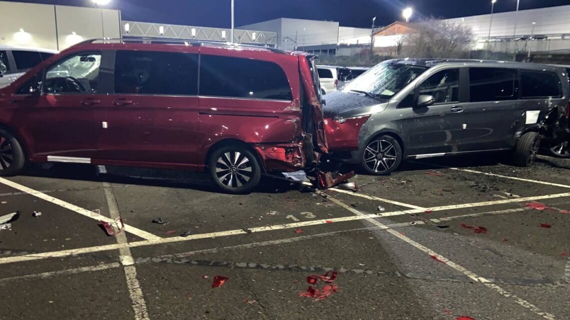 Kovulduğu fabrikaya kepçe ile giren Mercedes çalışanı 50 süper lüks aracı hurdaya çevirdi