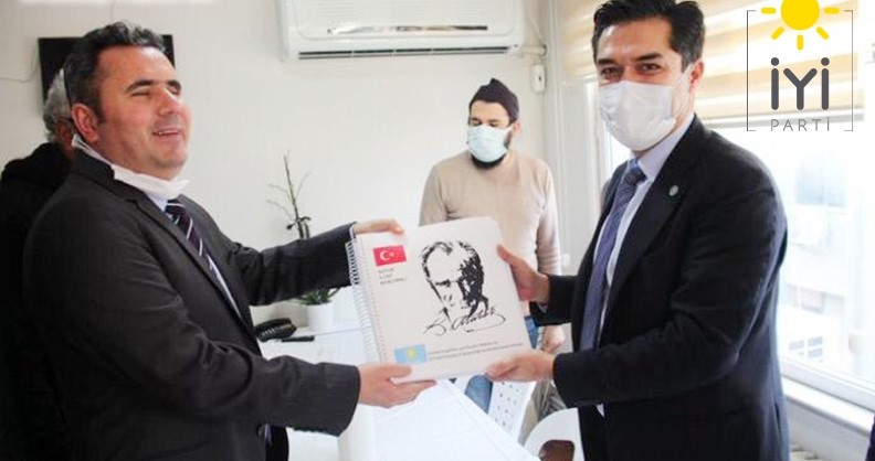 İYİ Parti hayır için M.Kemal'in ''Nutuk'' kitabını dağıttı