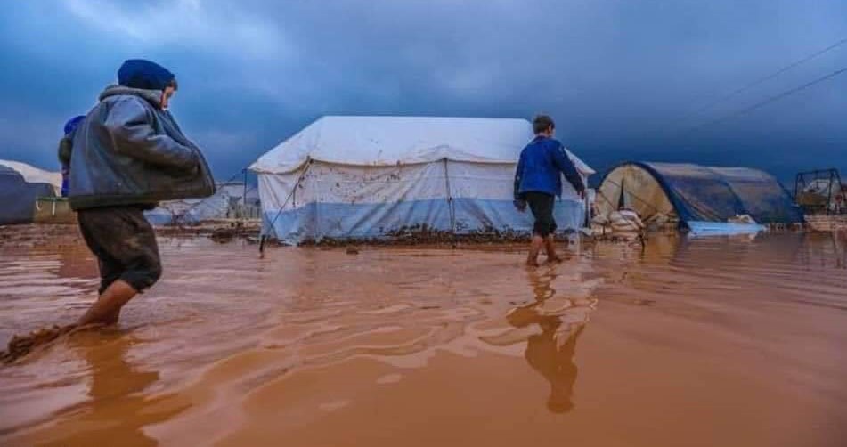 İdlib'te mülteci çadırlarını su bastı: Yüzlerce çadır kullanılamaz hale geldi