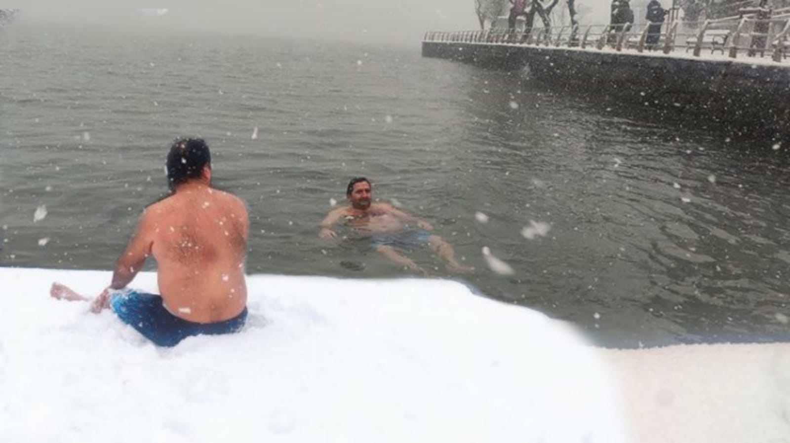Sarıyer'de ilkokul öğretmeni önce kar banyosu yaptı sonra denize girdi