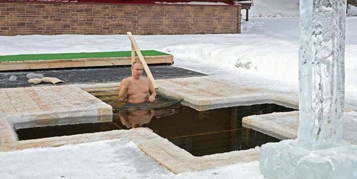 Putin günahlarının affı için buzlu suya girip haç çıkardı