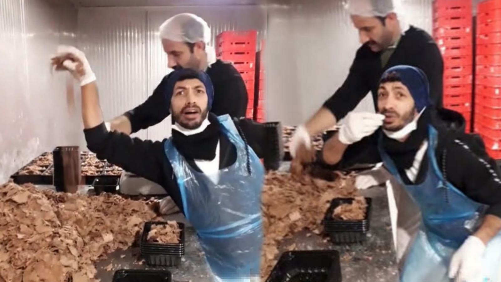 Hazır döner üretim tesisinde skandal: Paketledikleri döneri oyun malzemesi yaptılar