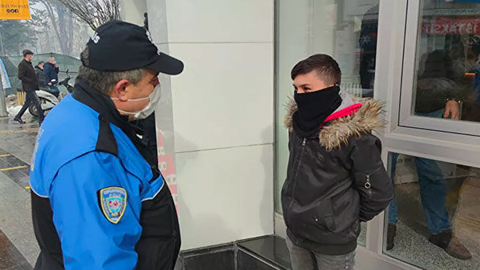 Banka önünde babasını bekleyen çocuğa 900 lira maske ve kısıtlama cezası