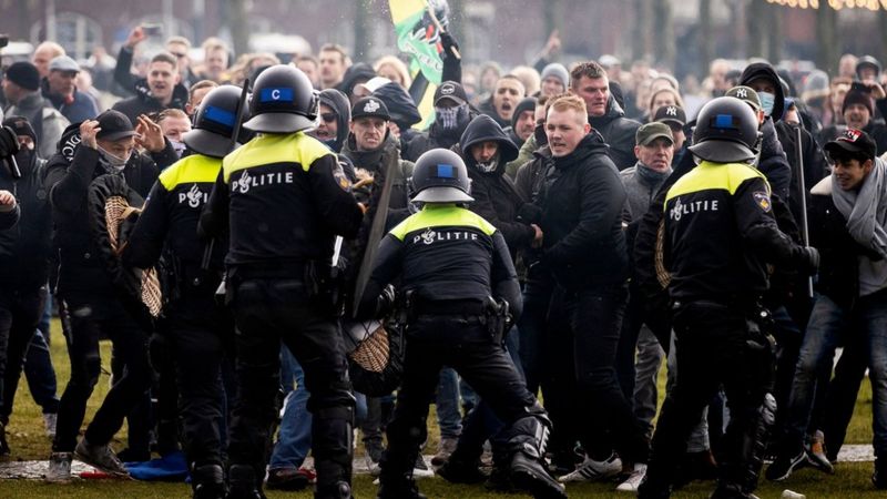 Hollanda'da sokaklar savaş alanına döndü