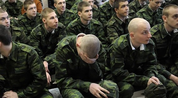 Rusya işgal ettiği Kırım'da 28 bin genci zorla silah altına aldı