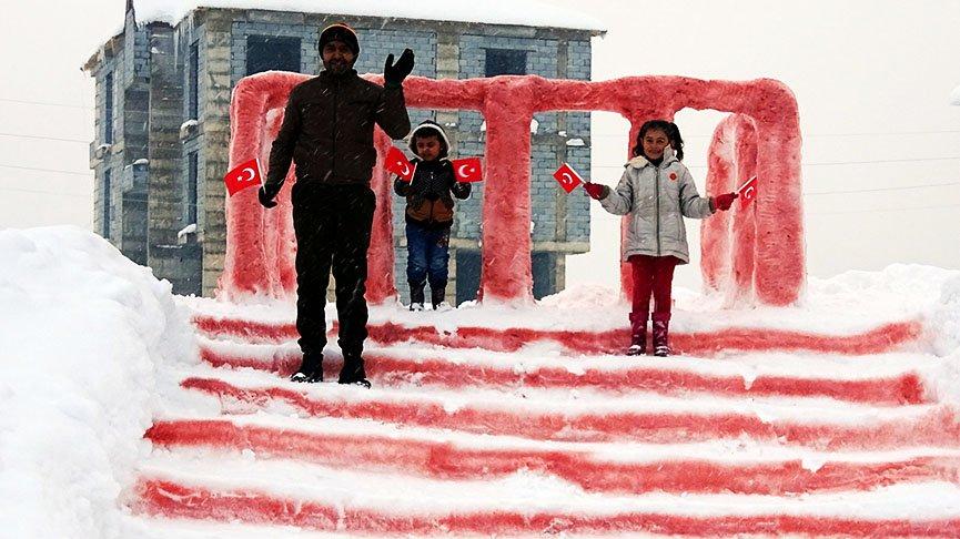 Hakkarili baba 9 yaşındaki kızı için 10 gün uğraşıp kardan Anıtkabir yaptı