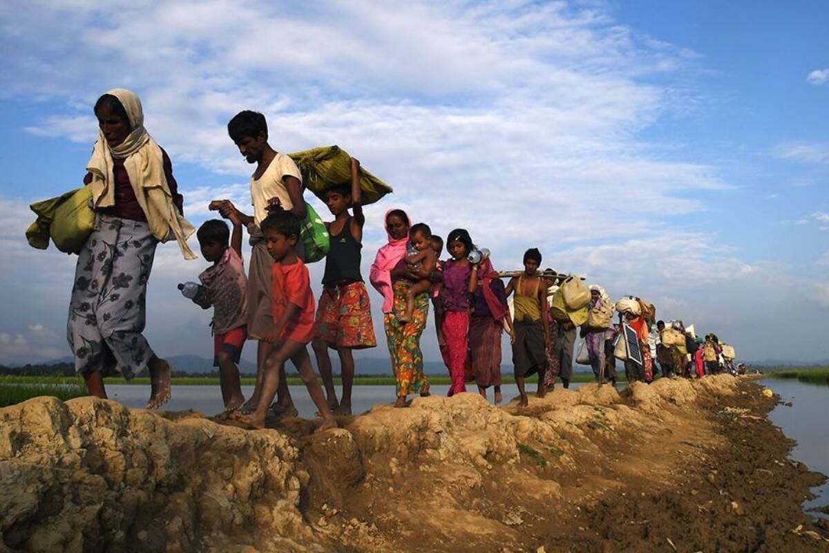 Bangladeş'e sığınan 1.700 Arakanlı ıssız bir adaya gönderildi