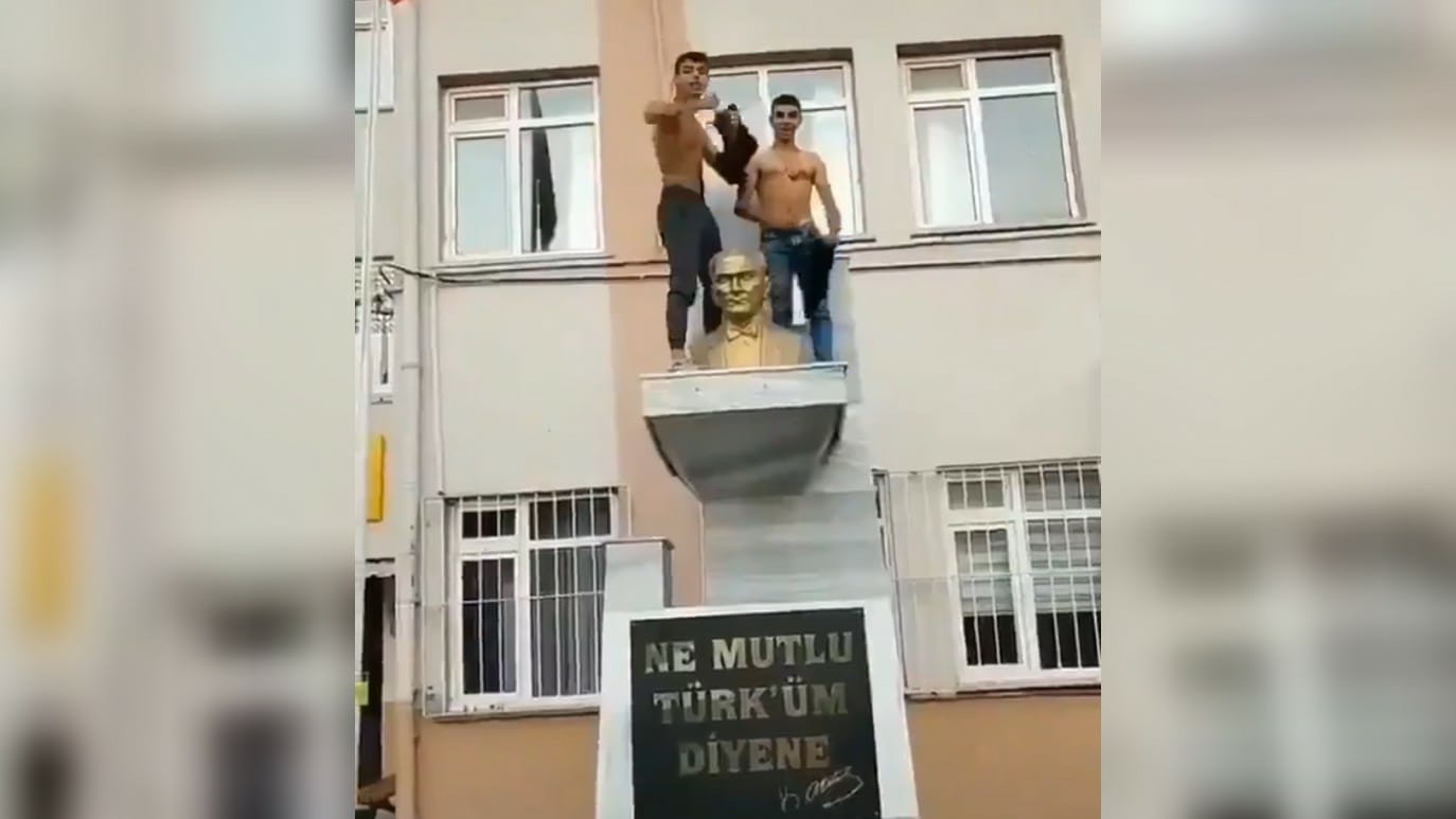 M. Kemal'in büstüne çıkıp ''Atatürk'ün evlatlarının kaslarına bakın'' diye bağırdılar (Video)
