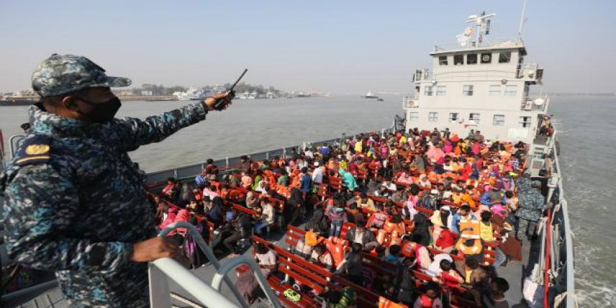 Bangladeş, tepkilere rağmen Arakanlı Müslümanları adaya gönderdi