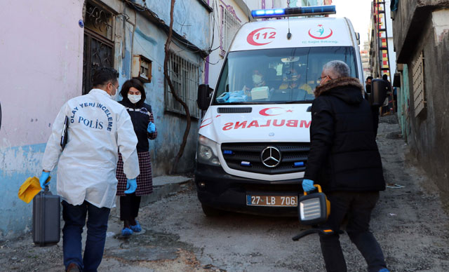 Eşini, çocuklarının gözü önünde bıçaklayıp elleriyle boğarak öldürdü