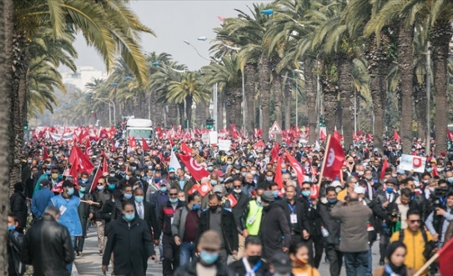 Tunus'da kriz devam ediyor: Binlerce kişi sokağa indi