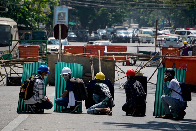 Myanmar'da darbeye karşı protestolar sert müdahalelerine rağmen sürüyor