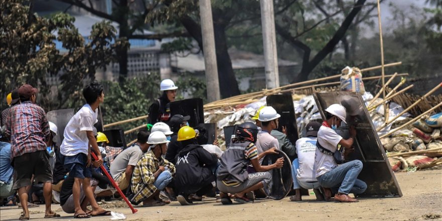 Myanmar’da dünkü protestolarda en az 12 kişi öldü