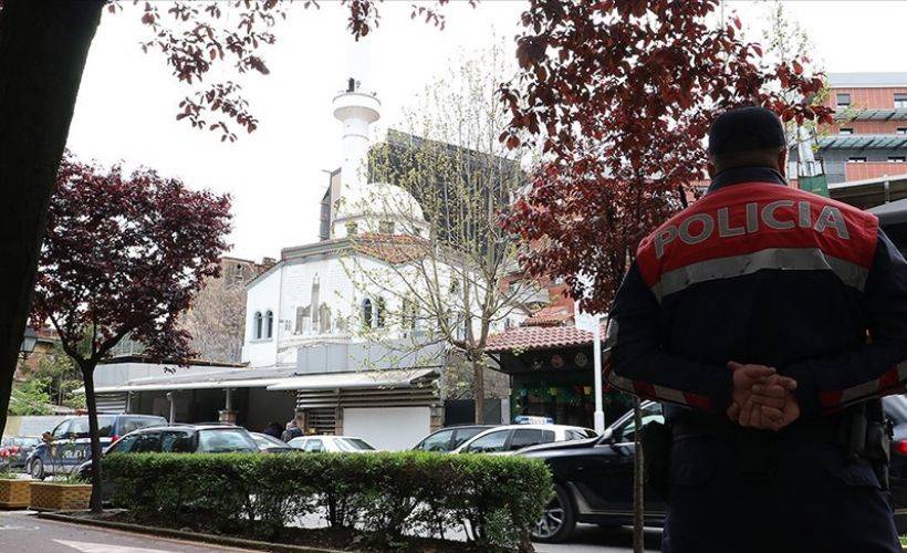 Arnavutluk'ta camide düzenlenen bıçaklı saldırıda 5 kişi yaralandı