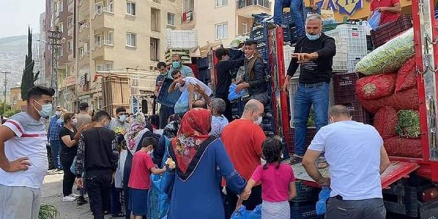 Hatay’da pazarcı esnafı 20 tonluk sebzeyi halka dağıttı