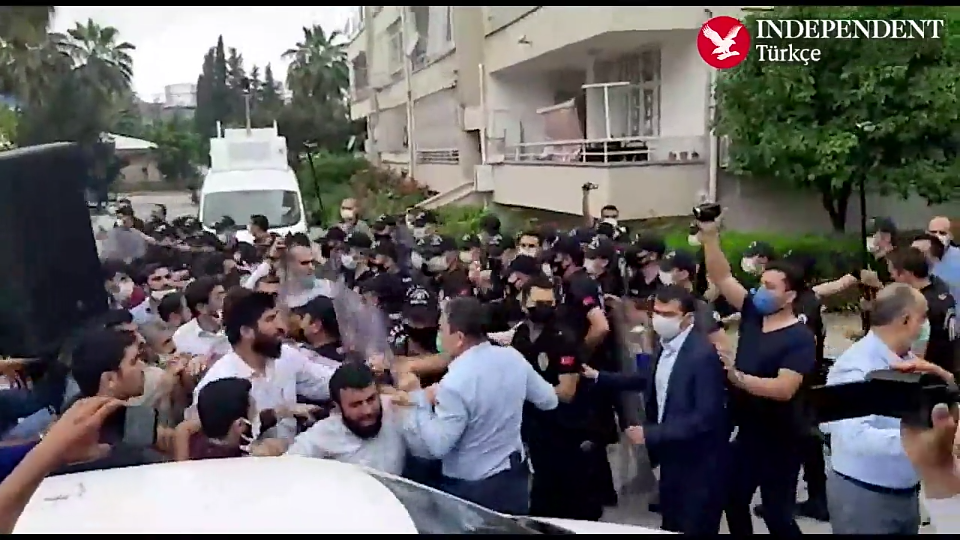 Adana emniyetinin önüne gelen Kuytul destekçileri ile polis arasında arbede yaşandı