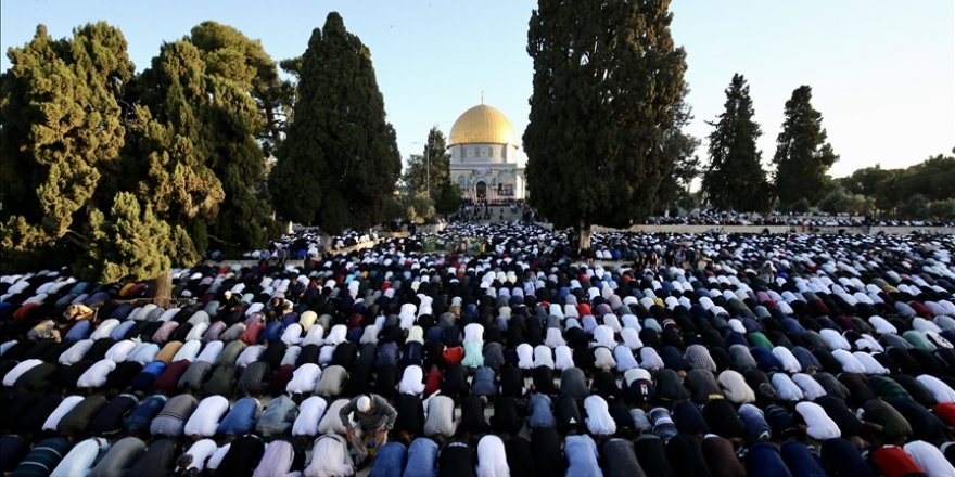 Her şeye rağmen Mescidi Aksa'da bayram namazına yüz binden fazla kişi buluştu