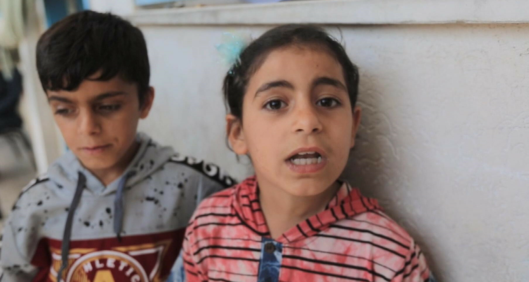 İsrail saldırısında anne ve babasını kaybeden kardeşler: Biz çocuğuz