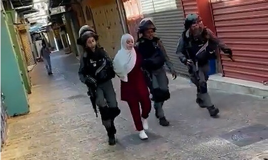 İsrail polisi Filistinli kadını kelepçeleyip darp etti