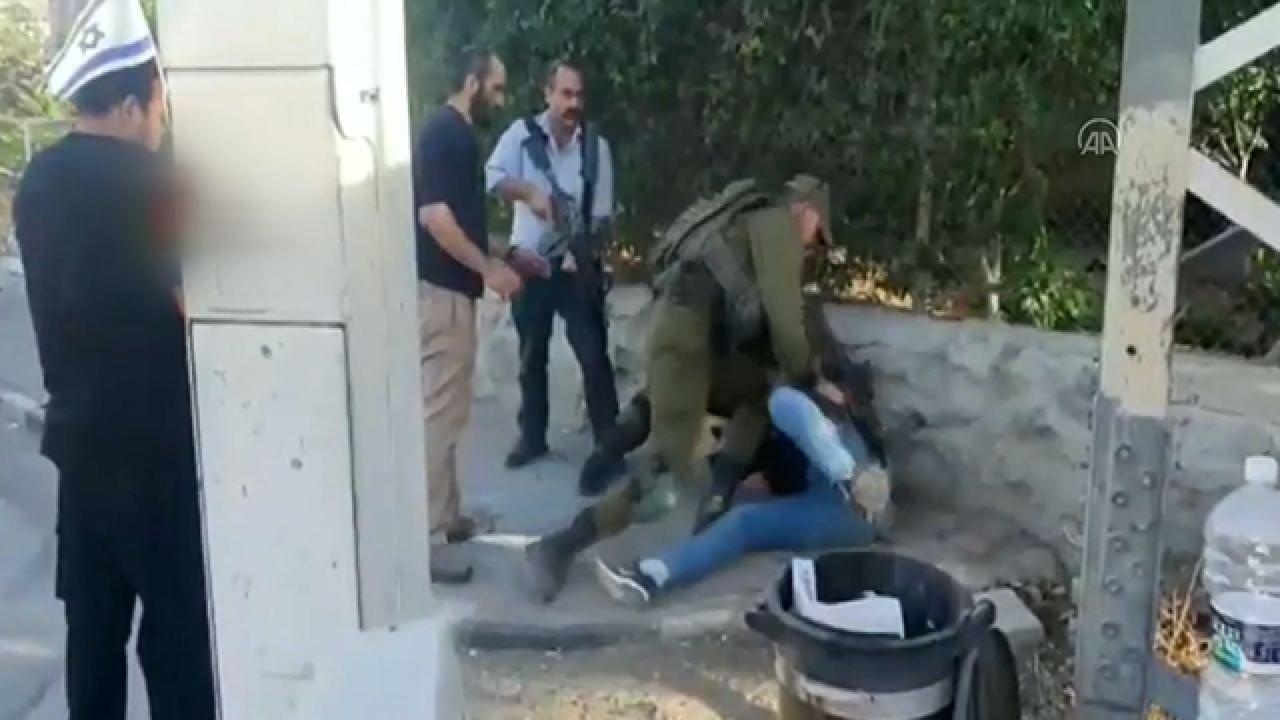 Siyonist askerler Filistinli gence vahşice saldırdı​​​​​​​