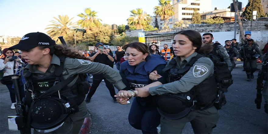 İşgalci İsrail askerleri Al Jazeera muhabirini gözaltına aldı!