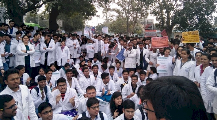 Mahkeme grevi durdurmaya çalışınca Hindistan'da 3 bin doktor istifa etti