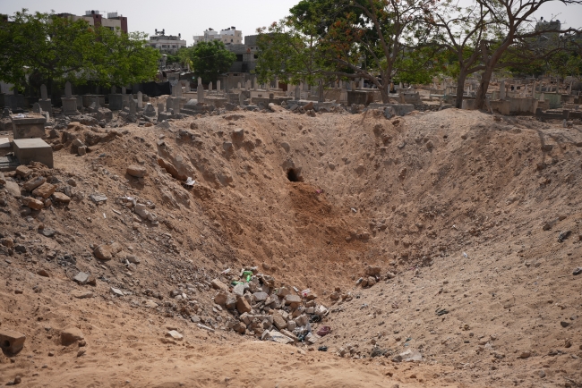 Siyonist İsrail, Gazze'de mezarlıkları bile bombaladı