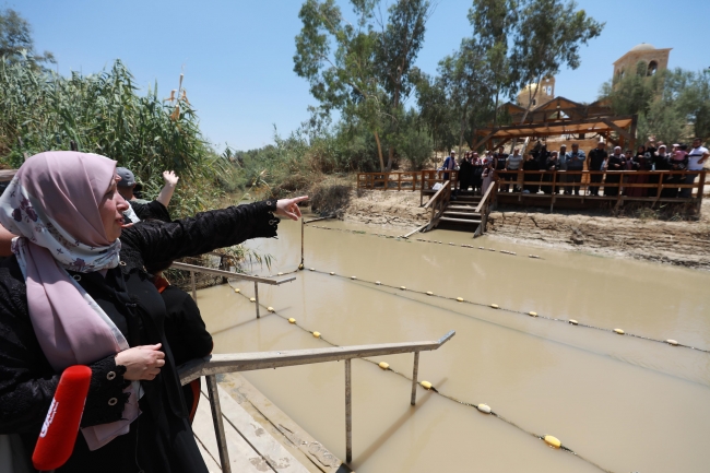 Filistinli kadın, 24 yıldır göremediği ailesine nehrin karşı kıyısından el salladı