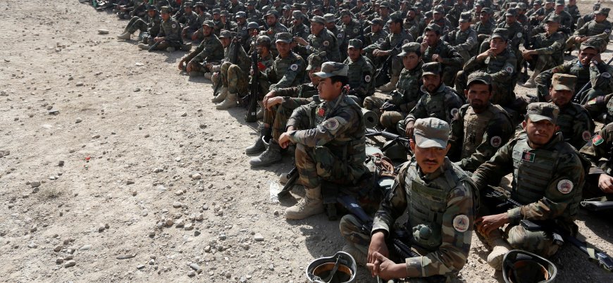 Taliban durdurulamıyor: Afganistan'da yüzlerce asker Taliban'a teslim oldu
