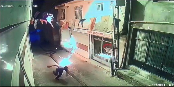 Diyarbakır'da AK Parti İlçe Başkanlığına molotoflu saldırı!