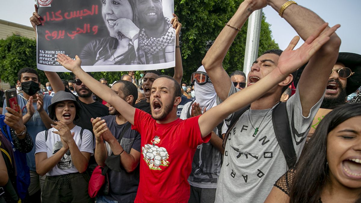 Tunus'ta polis müdahalesi protesto edildi