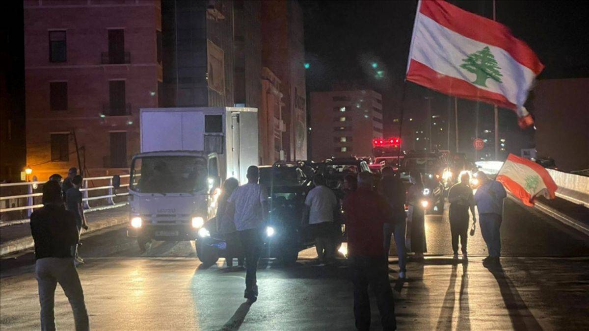 Lübnan'daki ekonomik kriz protestosunda halk yol kapattı!
