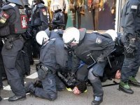 Almanya'da polisten gazetecilere coplu saldırı