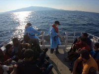 İzmir açıklarında Türk kara sularına itilen 15 sığınmacı kurtarıldı