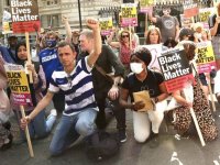 İngiltere'de ırkçılığa karşı 'diz çökme' eylemi yapıldı