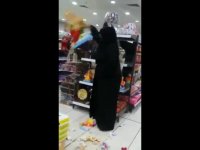 Bahreynli Müslüman kadın AVM'de satılan putları kırdı