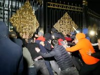 Kırgızistan karıştı: Göstericiler yönetim merkezlerini işgal etti