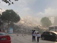 İzmir 6.6 ile sallandı: Bazı binalar yıkıldı