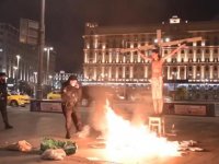 Rus İstihbarat Merkezi önünde Putin protestosu: Kendini çarmıha gerip yaktı