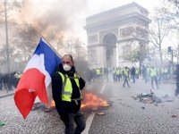 Sarı yelekliler Macron'a karşı sokaklara döküldü