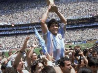 Futbol efsanesi olarak anılan Maradona öldü