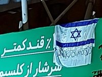 Tahran'da bir üst geçide İsrail bayrağı ve ''Teşekkürler Mossad'' pankartı asıldı