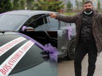 Zonguldak'ta 2 çocuk babası Serkan Taş boşanma duruşmasına gelin arabası ile geldi