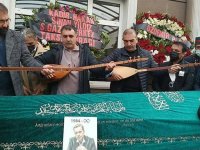 Engin Nurşani'nin cenazesini tabutu başında toplu halde saz çalıp türkü söyleyerek kaldırdılar
